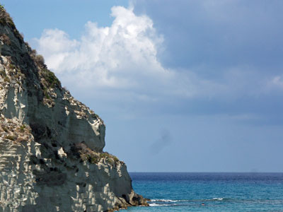 Felsen bei Tropea, den Stromboli kann man nur ahnen